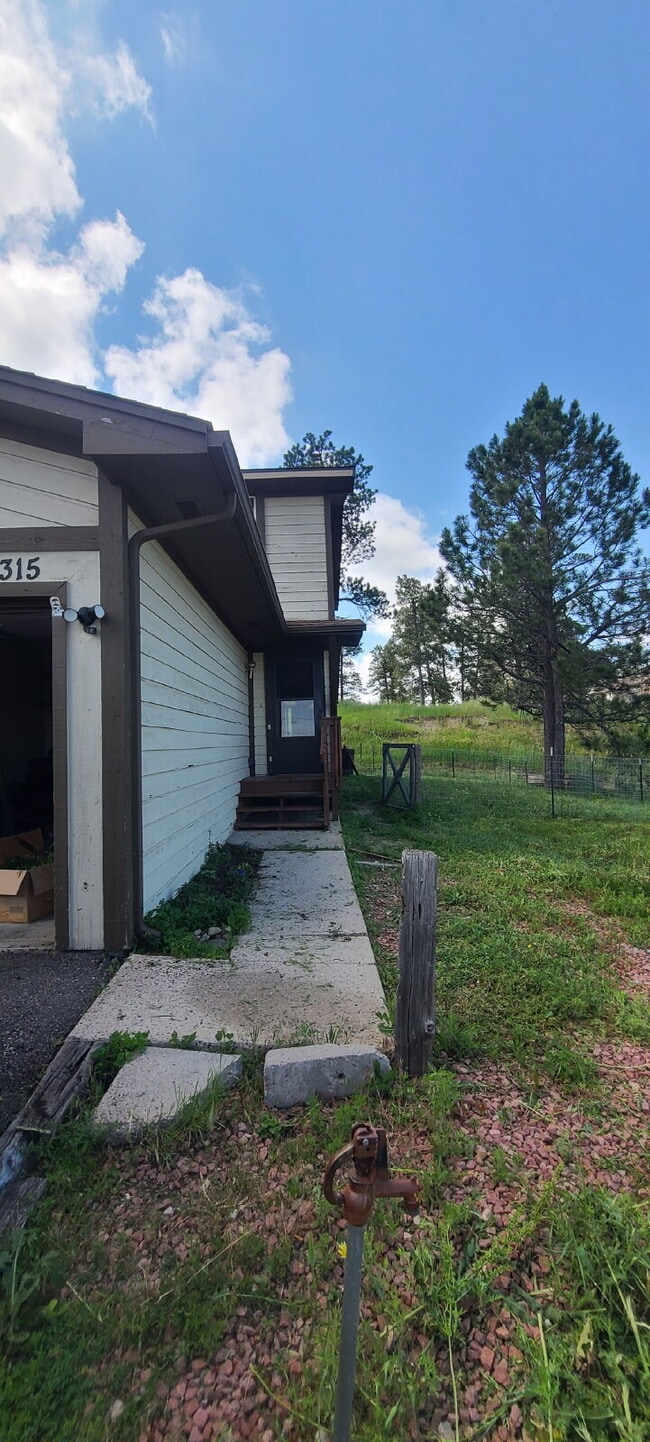 Building Photo - 315 Meadow Dr