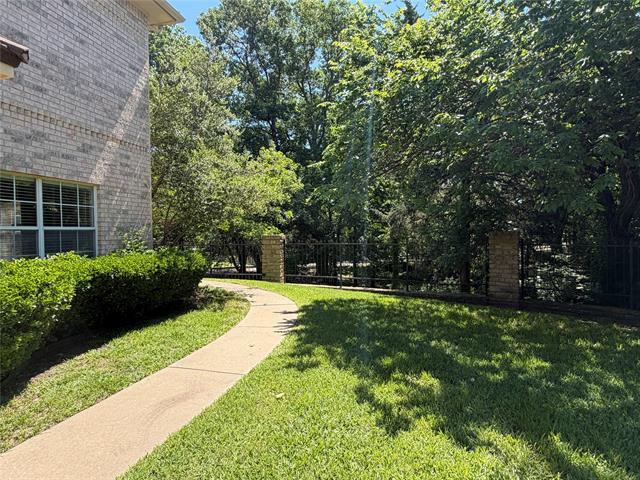 Foto del edificio - 2108 Lakeforest Dr