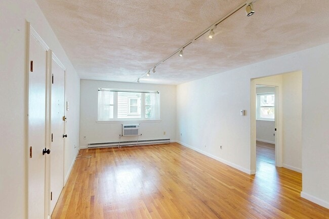 Building Photo - 104 Trowbridge St