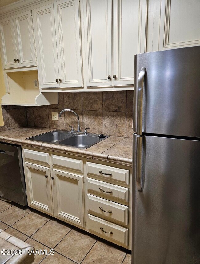 Foto del edificio - 220 Doucet Rd