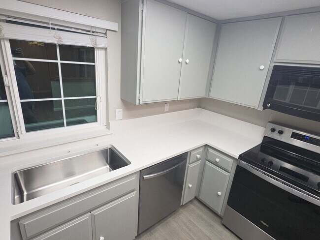 Building Photo - 608 Lisa Way