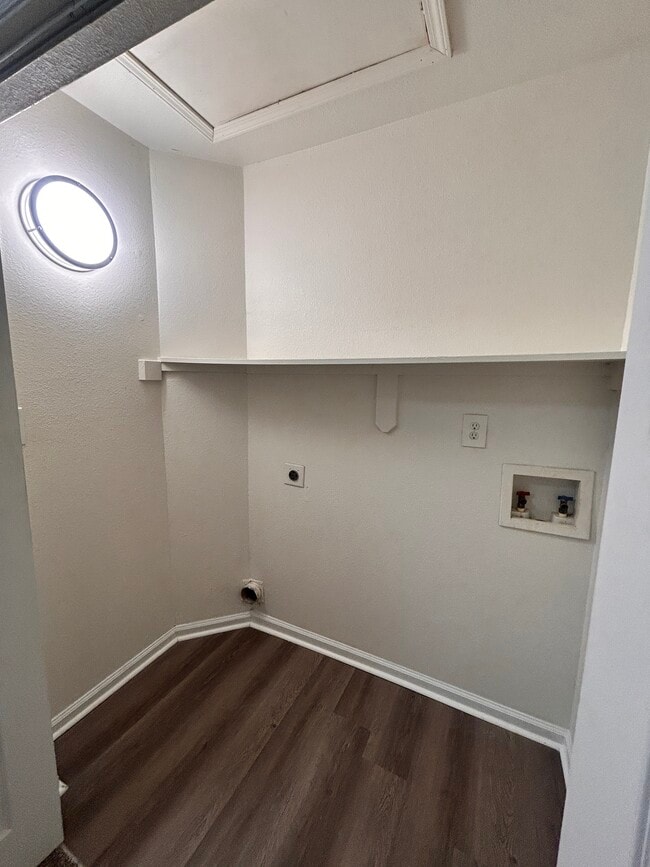 Building Photo - 1021 Fords Pointe Cir