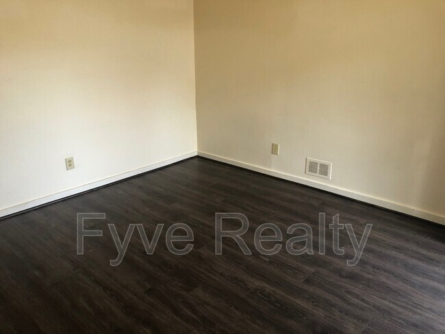 Building Photo - 826 Walbridge St