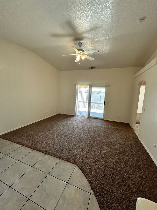 Building Photo - 425 Hummingbird Dr