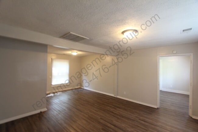 Building Photo - New on The Market!!  Convenient Location!!