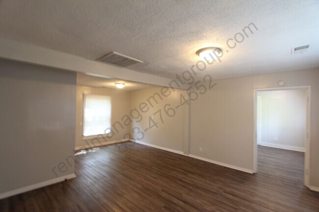 Foto del edificio - New on The Market!!  Convenient Location!!