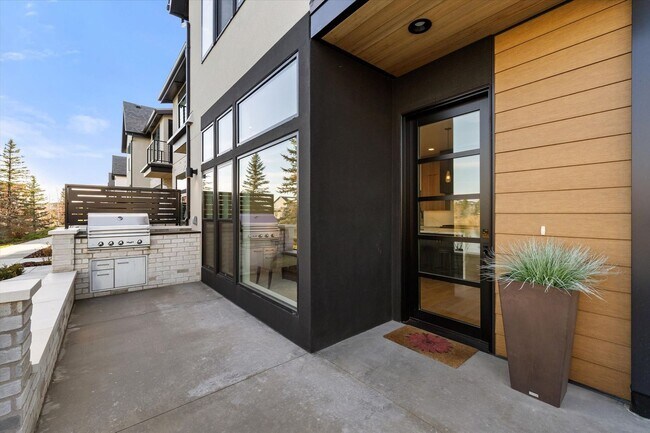 Foto del edificio - Waterfront End-Unit | 3 Bed | 3 Bath | 2,189 Sq. Ft. | Gated Community | Luxury Lake Living