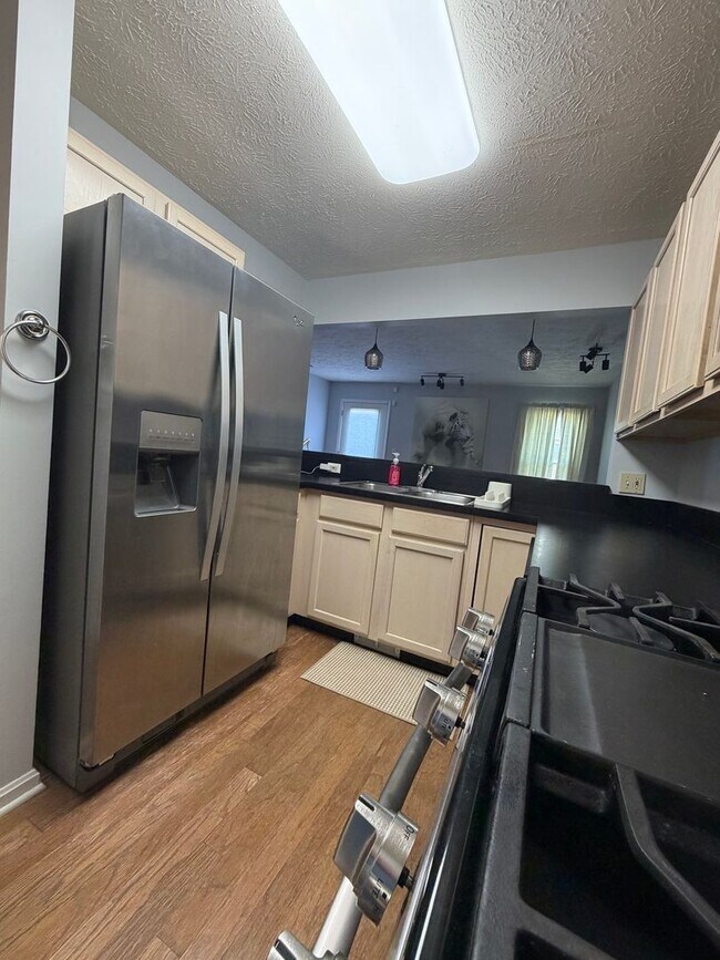 Foto del edificio - 8325 Beacon Pl