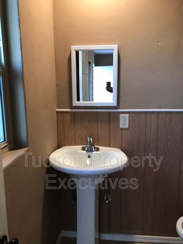 Foto del edificio - 232 W Flores St