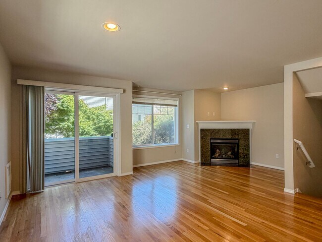 Foto del edificio - 3bd/2bth North Green Lake Townhome, $3,250/mo.