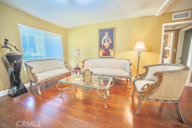 Foto del edificio - 23732 Hillhurst Dr