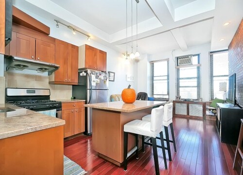Building Photo - 335 7th Ave