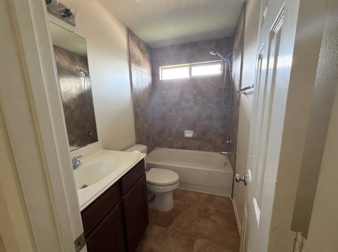 Building Photo - 2702 Ridgeglen Ln
