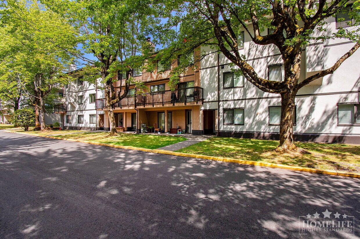 Primary Photo - Spacious 3-Bedroom Townhouse at Suncreek E...