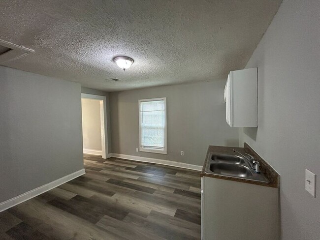 Building Photo - 433 Carpenter St