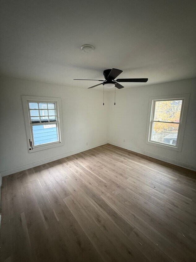 Building Photo - Freshly Updated 3-Bed Home with Back Parking