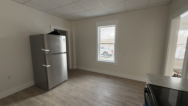 Foto del edificio - 3BR with Views of Presumpscot River | Newly Renovated | Heat Included | Bright + Quiet Location