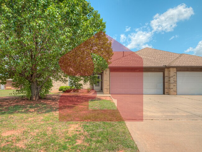 Building Photo - 2709 Silvertree Dr