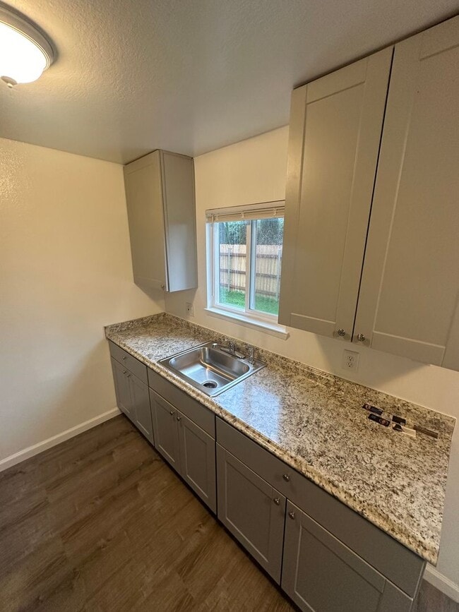 Building Photo - Nice move-in ready two bedroom one bath unit