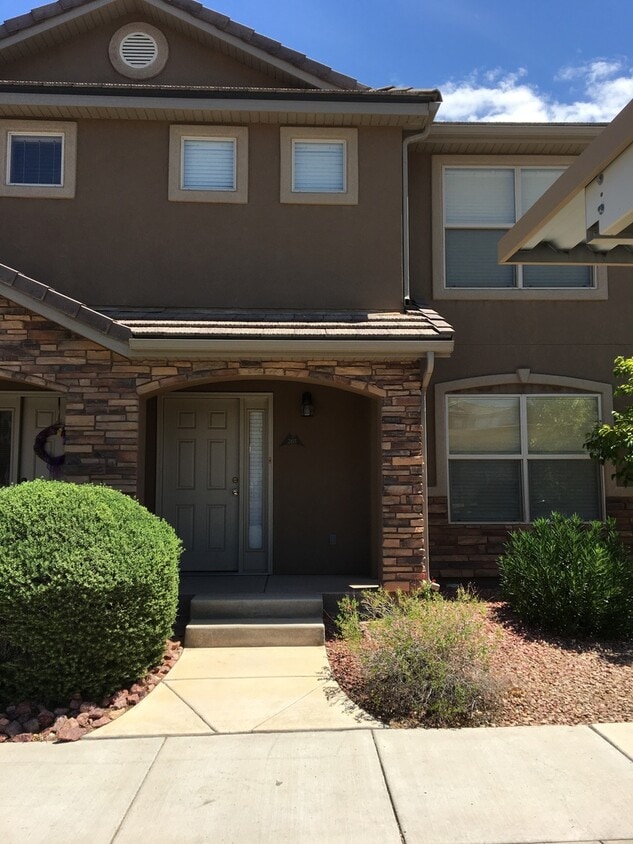 Foto principal - Desired Hidden Valley Town Home!