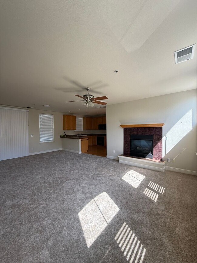 Foto del edificio - 2 bedroom 2.5 Bathroom Windsor Town Green Condo with carpet and A/C