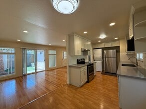 Building Photo - 1674 Blue Jay Dr