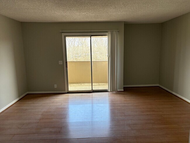 Building Photo - 515 Basswood Ave