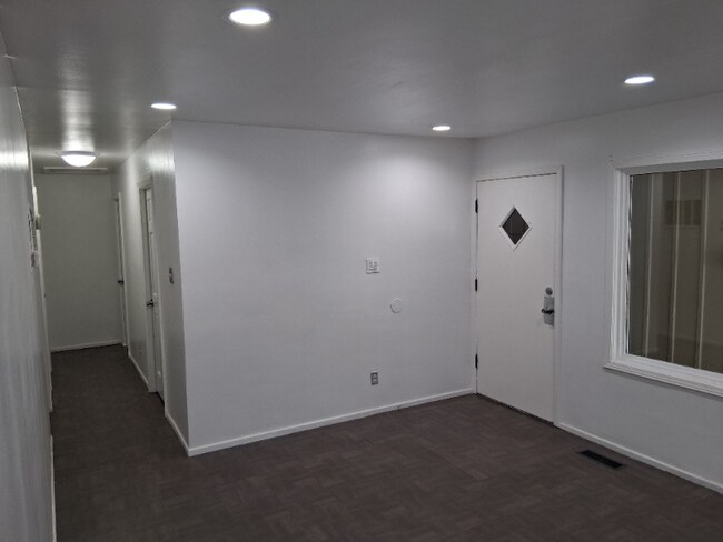 Foto del edificio - 22332 Clyde Ave