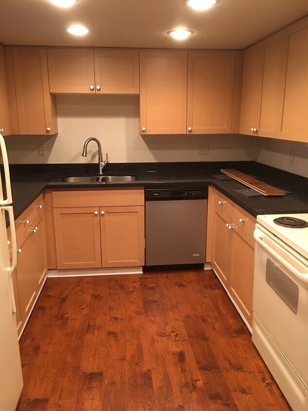 Kitchen - 10424 NE 32nd Plz