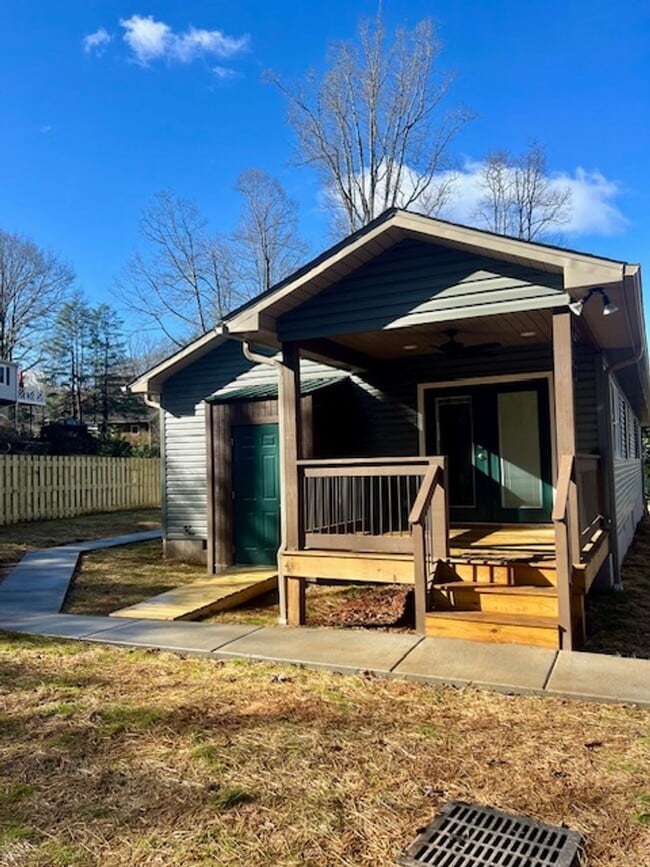 Building Photo - Black Mountain Rental-Fabulous Location!