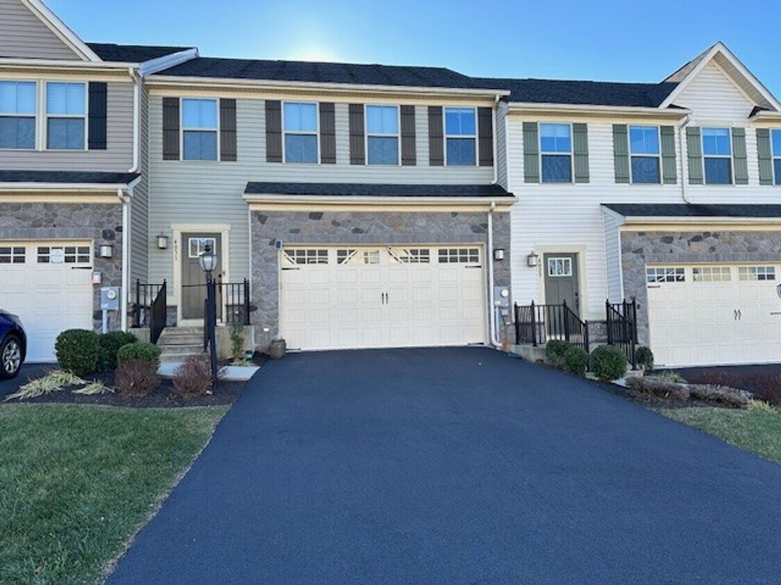 to this beautiful 3bedroom, 3.5b... House Rental in Lower