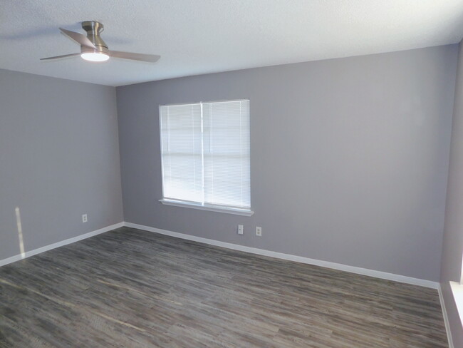 Building Photo - 1105 Clower