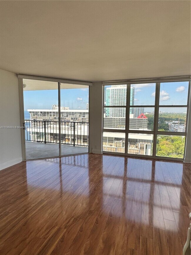 Foto del edificio - 1901 Brickell Ave