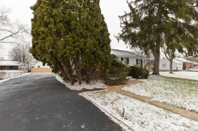 Building Photo - 1950's Charming 3 Bed Available Now!!