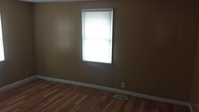 Building Photo - 2 Bedroom House with Large Living Room