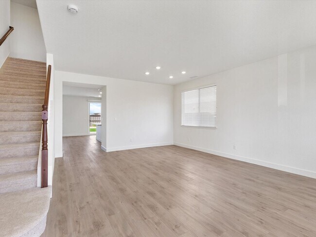 Foto del edificio - The Cypress - Large and Luxurious 2 Story with 4 Bedrooms, 3 Car Tandem Garage and fully fenced y...