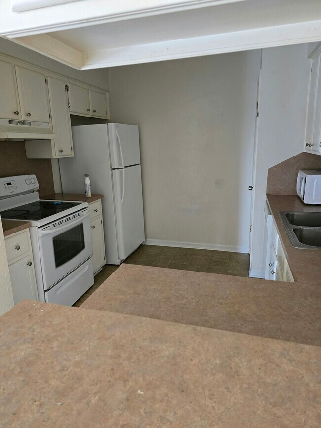 Foto del edificio - 201 Regency Ave