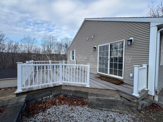 Foto del edificio - 94 Quiet Woods Rd