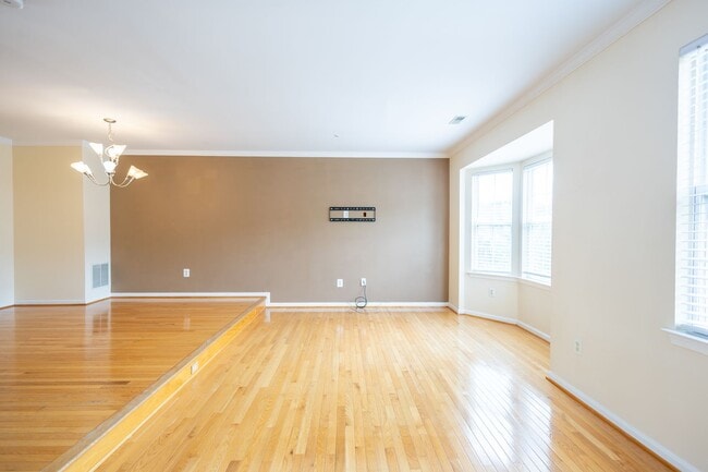 Building Photo - Stunning 3 BR/3 BA Townhome in Odenton!
