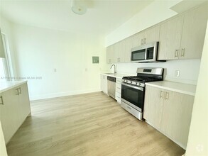 Building Photo - 9270 E Bay Harbor Dr
