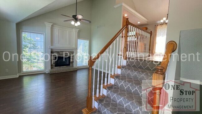 Foto del edificio - Stunning 3 Bedroom 2.5 Bathroom in Raymore!