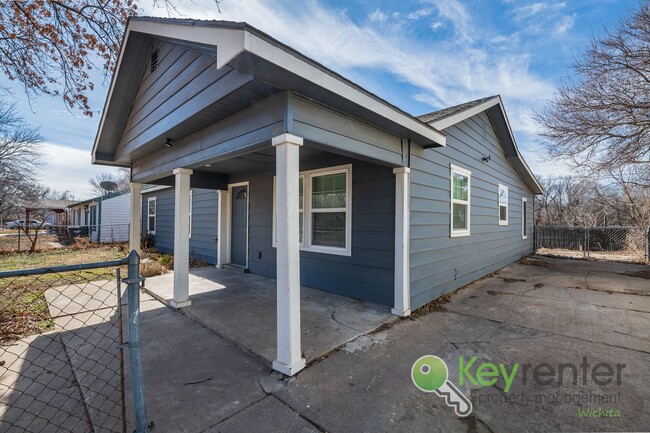 Building Photo - Renovated 3 Bedroom 1 Bathroom with Sunroo...