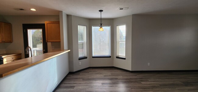 Building Photo - Beautiful 3 Bed, 2 Bath Home w/ Office in ...