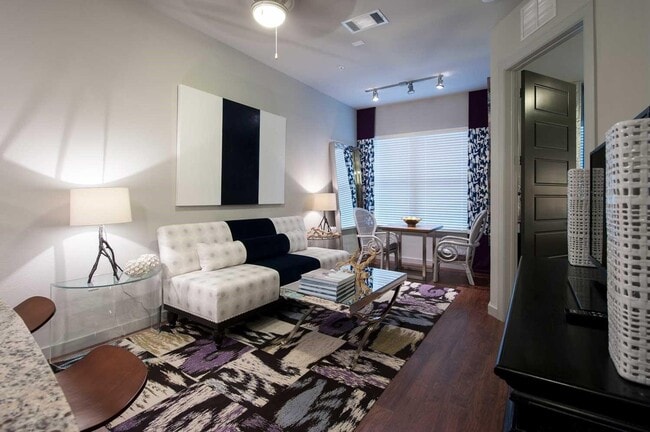 Foto del edificio - 2525 McCue Rd