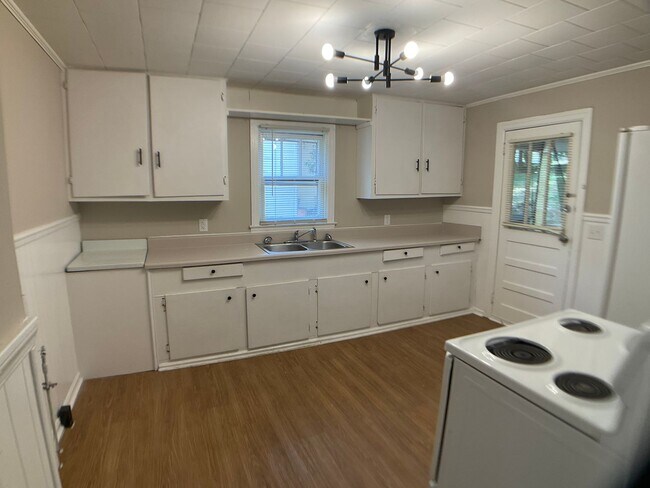 Foto del edificio - Adorable Bungalow Ready for New Residents!