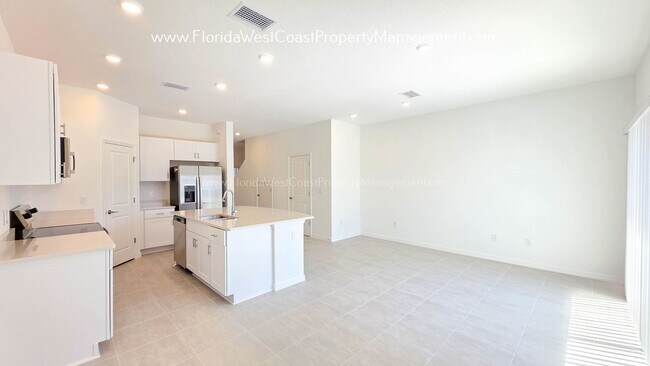 Foto del edificio - OUTSTANDING BRAND NEW TOWNHOME MOVE IN READY! AZARIO TOWNHOMES LWR !