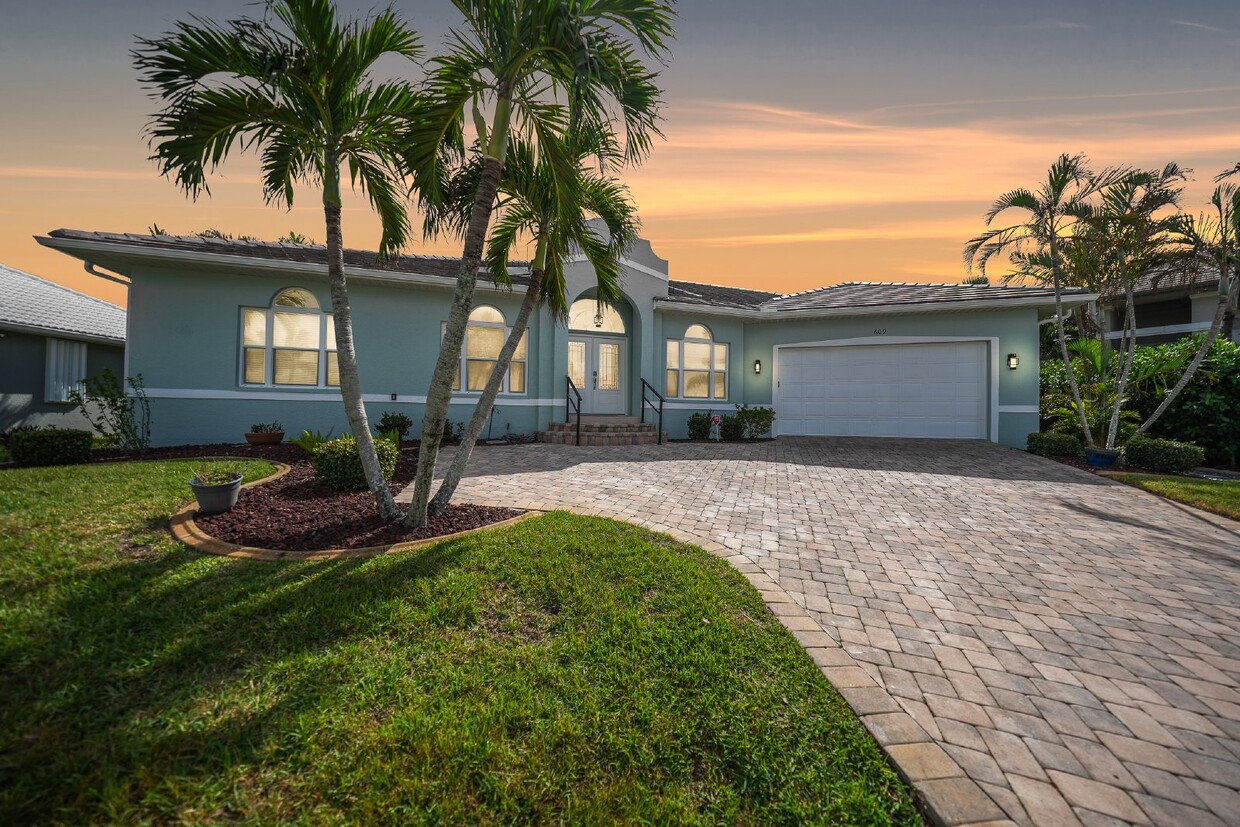 Foto principal - "Waterfront home with Courtyard Pool"