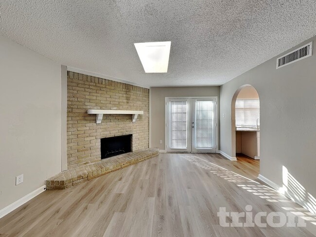 Building Photo - 1100 Green Hill Dr