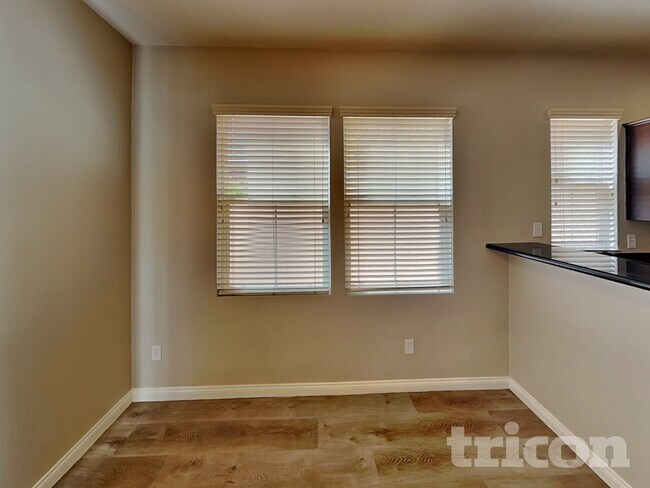 Foto del edificio - 5372 Flowing Spring St