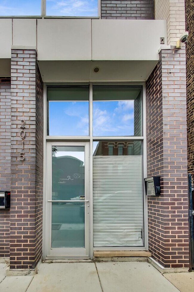 Building Photo - 2015 W Armitage Ave